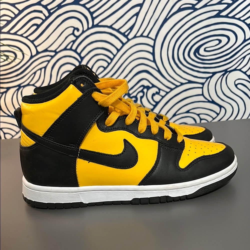 Woman’s Nike Dunk High Retro